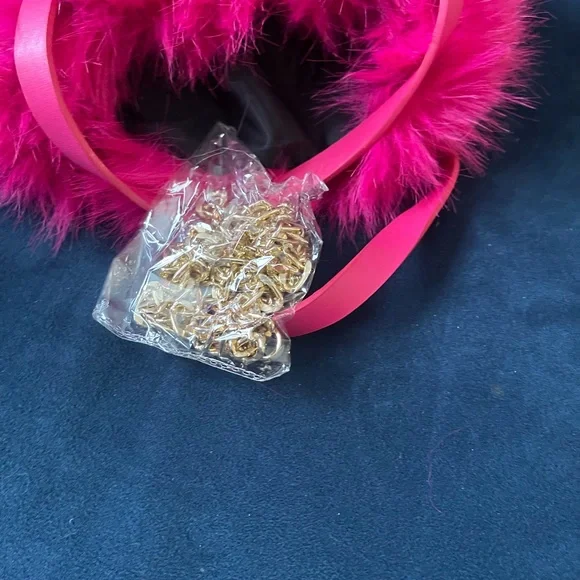 FURRY HANDBAG/CROSSBODY
FUCHSIA
two strap bag
Crossbody chain - Picture 3 of 5